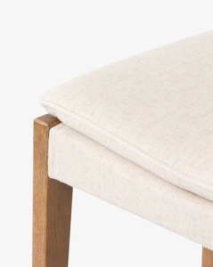 Tabouret de bar Ayana en bois massif de haute qualité avec finition naturelle et coussin pour usage intérieur - Product Image 5