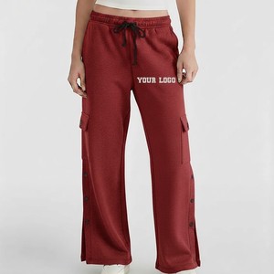 Pantalon cargo en polaire rouge pour femme, taille mi-haute, cordon de serrage, coupe ample, longueur intégrale, couleur unie, avec détail bouton et logo sur la jambe droite - Product Image 1