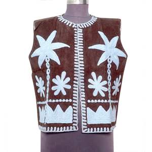 Chaleco de algodón estilo bohemio para mujer, sin mangas y con bordado de palmeras, ropa informal étnica ecológica para fiestas y ocasiones casuales. - Product Image 1