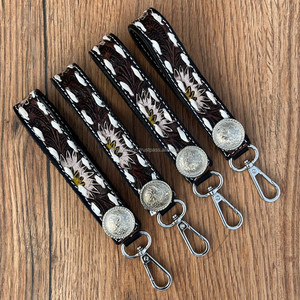 2024 haute qualité Western Floral repoussé cuir bracelet en cuir véritable porte-clés voiture maison porte-clés sangle titulaire lanière femmes - Product Image 4