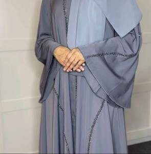 Glamorosa Abaya Verde Esmeralda para Mujer, Acabado Satinado Sedoso, Vestido Islámico Modesto de Lujo, Ropa de Noche para Ocasiones Especiales, Moda de Dubái - Product Image 1