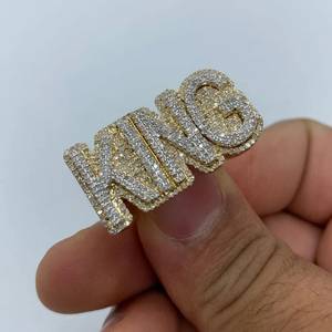 Anillo de declaración unisex de plata de ley 925 con letras personalizadas estilo Iced Out, con incrustaciones de moissanita VVS de alto brillo y diseño Drip. - Product Image 3