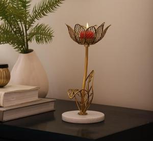 เชิงเทียนทองเหลืองลายดอกไม้สวยงาม - Product Image 1