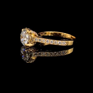 Anillo Solitario de Oro Amarillo de 18k con Diamante Redondo Cultivado en Laboratorio Certificado de 1.5 CT, Color D, Regalo Perfecto para San Valentín, Compromiso o Boda - Product Image 3