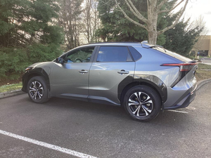 Toyota BZ4X XLE 2025 d'occasion, premier propriétaire, propre et en bon état - Product Image 2