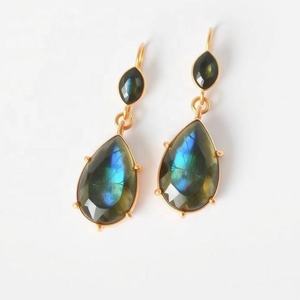 Vente en gros de boucles d'oreilles pendantes élégantes en argent avec pendentif en labradorite naturelle et bijoux d'oreille de luxe en cristal - Product Image 2
