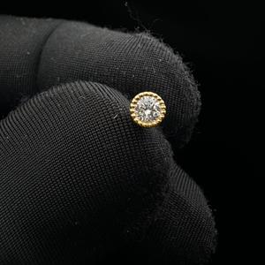 Diamante refinado de 3 mm cultivado en laboratorio con engaste invisible para perforación en oro de 10 quilates - Product Image 4