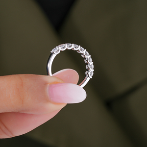 Bague demi-éternité en diamant de laboratoire étincelant, coupe ovale, alliance de mariage avec sertissage sécurisé par griffes en or massif, unisexe - Product Image 3