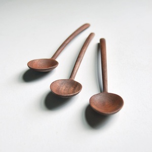Ensemble de cuillères en bois de luxe, faites à la main à partir de bois naturel, choix de tailles personnalisées, cuillères à soupe pour servir les repas - Product Image 2