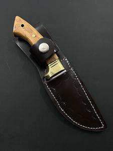 Couteau de chasse et de survie Jexa 4116 en acier inoxydable à lame fixe, bord partiellement dentelé, avec manche en bois d'olivier et étui en cuir - Product Image 6