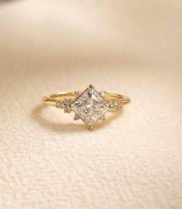 แหวนมอสซาไนต์ทรงปรินเซสคัท 2 กะรัต ประดับเพชรแบบคลัสเตอร์ สำหรับผู้หญิง เงินแท้ 925 ชุบทอง เหมาะสำหรับเป็นของขวัญในงานปาร์ตี้ สำหรับคนรัก - Product Image 1