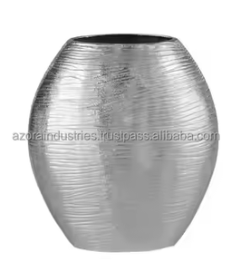 Florero de aluminio y plata hecho a mano, exquisito acabado decorativo para salones caseros de lujo de Azora Industries - Product Image 2