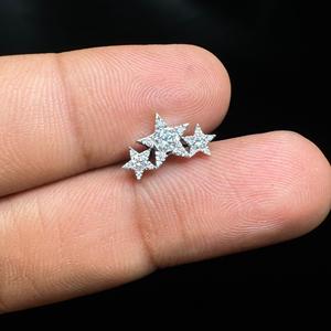 Boucles d'oreilles clous en or massif 14 carats avec diamants de laboratoire en forme de guirlande céleste à trois étoiles, bijoux de piercing en grappe d'étoiles pour femme - Product Image 2