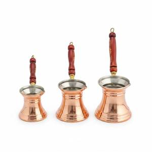 Cafetière turque en cuivre Cezve Ibrik, ensemble de forme ronde avec poignée en bois, design traditionnel pour la préparation du café - Product Image 1