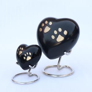 Urna de Cremación Moderna de Latón con Forma de Corazón para Mascotas, Grabada, Hecha a Mano, de Alta Calidad - Product Image 3