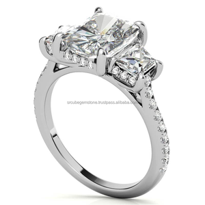 การออกแบบคลาสสิกมรกตและสี่เหลี่ยมคางหมู 3 หิน Moissiante แหวนเพชรที่สวยงามสําหรับของขวัญแต่งงานพร้อม Gra ได้รับการรับรองใน Vvs - Product Image 5