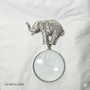 Loupe de poche vintage en métal argenté avec poignée éléphant, idéale pour la décoration de bureau et les cadeaux de luxe - Product Image 1