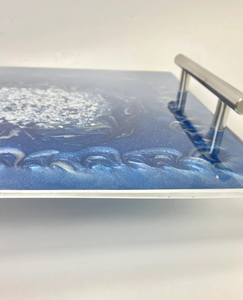 Bandeja decorativa de resina azul marino y plateada con asas modernas de barra plateada de Perfect Enterprises - Product Image 3