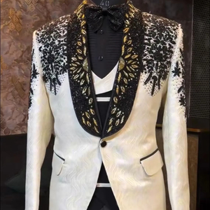 ชุดทักซิโด้ดีไซน์เนอร์สีขาวสำหรับผู้ชาย พร้อมปกเสื้อปักลายสีดำและสีทอง – เสื้อเบลเซอร์งานแต่งงานสุดหรูพร้อมเสื้อกั๊กและโบว์ไท - Product Image 1