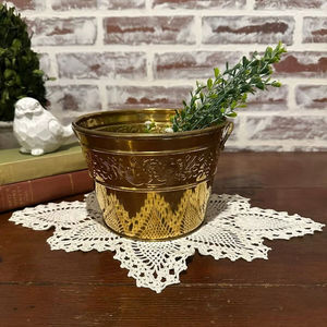 Pot de fleurs décoratif en métal martelé avec texture unique pour la décoration de maisons et d'hôtels de luxe - Product Image 1