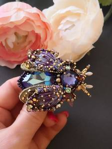 MD HANDICRAFTS Elegante Broche Bordado a Mano Sin Metal Inspirado en la Naturaleza y las Flores Silvestres para Bodas y Aniversarios - Product Image 1