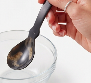 Cuillère à salade noire avec manche en corne et métal, cuillère légère à long manche pour les fêtes de mariage et l'usage quotidien en cuisine - Product Image 3