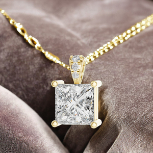 Pendentif unisexe de luxe en or avec diamant de laboratoire taille princesse de 2,00 carats certifié IGI et micro-pavé de petits diamants d'appoint - Product Image 1