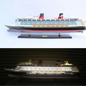 DIS.NEY DREAM WITH LIGHTS Modèle de bateau de croisière américain en bois artisanal pour la décoration de bureau, cadeau d'affaires, collection - Product Image 1