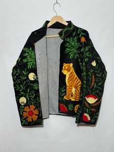 Veste en velours Suzani brodée à la main avec motif Serpent Tigre, motif botanique, noire, style floral bohème, Blazer d'hiver - Product Image 5