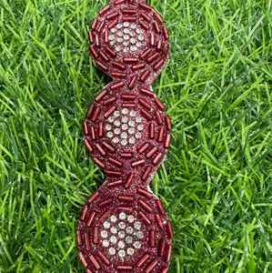 Dentelle dorée importée avec une finition soignée et une qualité de tissu durable pour les marques de mode. - Product Image 2