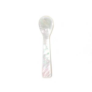 Cuillère à caviar en nacre de qualité supérieure, élégante, faite à la main, en coquillage, pour la présentation de plats de luxe - Product Image 1
