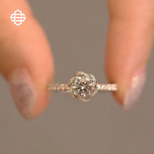 Anillo de Compromiso con Halo Floral y Diamantes, Oro de 18K, Anillo de Diamantes con Flor Vintage - Product Image 1