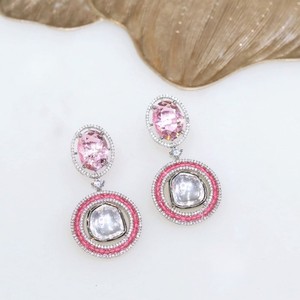 Pendientes de ópalo chapados en rodio para mujer con incrustaciones rosas y piedras redondas de corte brillante - Product Image 3