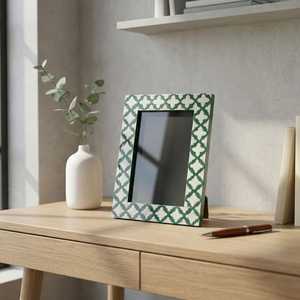 Marco de Fotos de Resina Premium con Incrustaciones de Hueso, Diseño Artístico de Mosaico Hecho a Mano, Exhibición de Fotos de Tamaño Personalizado para Interiores de Lujo - Product Image 1