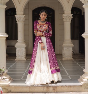 Lehenga Choli de diseño étnico tradicional indio, colección Navaratri, con estampado Bandhani y diseño Kutchi para mujeres, ropa elegante. - Product Image 1