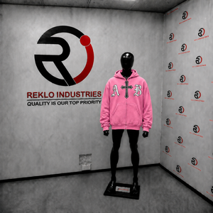 Sweat-shirt à capuche rose personnalisé avec fermeture éclair, motif croix gothique et lettres AB, style streetwear unisexe pour hommes et femmes - Product Image 3