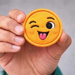 Parche Bordado de Cara Sonriente Haciendo Ojos de Grito, Aplique Termoadhesivo/Para Coser de un Solo Color para Mochilas, Ropa, Sombreros y Juguetes - Product Image 1