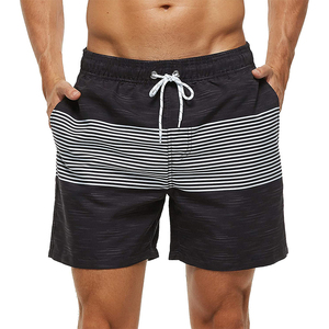 Restez au frais et confiant avec nos shorts de plage pour hommes à séchage rapide, tissu anti-humidité, doublure en maille respirante et entretien facile. - Product Image 6