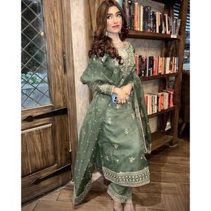 Realza la belleza de tu guardarropa con este conjunto de salwar kameez recién lanzado: ropa moderna para fiestas, para todas las estaciones, de secado rápido. - Product Image 1