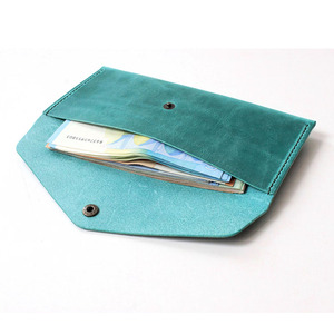 Sobre para efectivo de cuero genuino hecho a mano con cremallera segura, múltiples bolsillos, perfil compacto, artesanía premium y elegante. - Product Image 3