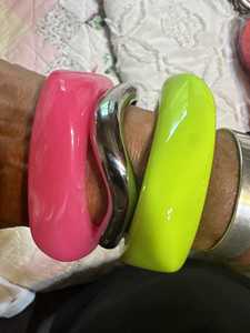 Ensemble de bracelets joncs roses en résine à motif floral pour femme, superposables, peints à la main, bijoux floraux, bracelet rond lisse - Product Image 5