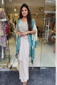 Exclusivo Saree de Seda Crepe con Diseño de Diseñador y Blusa Elegante, Bordado Moderno y a la Moda, Estilo Indio, para Fiestas, para Mujer - Product Image 5