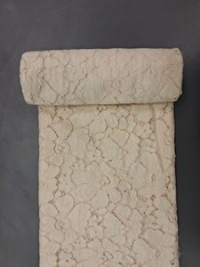 Tela de red de color marfil de primera calidad, directamente de fábrica, con un patrón floral denso - Material de encaje elástico con motivos de rosas y flores para vestido - Product Image 2