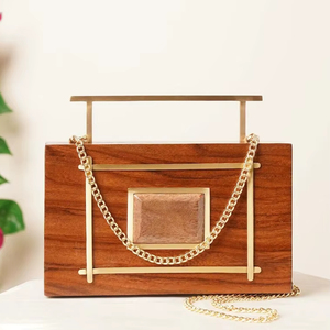 Bolso rectangular de madera personalizado con decoración de latón en el lateral y diseño único para niñas, a un precio económico y asequible por UO. - Product Image 1