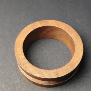 Bracelet en bois bicolore moderne avec incrustation en métal argenté poli - Bracelet géométrique en bois durable - Minimaliste et écologique - Product Image 6