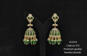 Boucles d'oreilles ethniques plaquées or Kundan Jhumki avec zirconiums cubiques et perles imitation perle pour femmes, bijoux pour mariage et fêtes. - Product Image 6