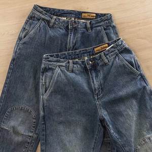 Jeans personnalisés en gros pour hommes, style streetwear hip-hop, à ourlet brut, coupe ample, délavés par le soleil, bleu foncé, jambe large et droite - Product Image 2