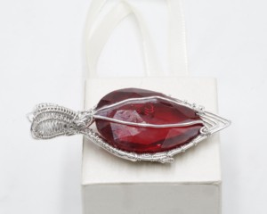 Colgante de Vidrio Rojo con Alambre de Cobre, Hecho a Mano, Talla Única, Joyería Estilo Boho, Colgante de Vidrio Envuelto en Alambre - Product Image 4