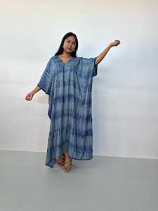 ชุดคาฟตันสีเทา-น้ำเงินลายมัดย้อม รุ่น CM 63 สำหรับผู้หญิง เหมาะสำหรับใส่ไปเที่ยวชายหาด รีสอร์ท ล่องเรือ ปาร์ตี้ริมสระน้ำ - Product Image 5