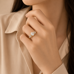 Anillo de compromiso de lujo de oro amarillo con 2 CTW de moissanita de corte redondo y diseño floral para mujer - Product Image 5